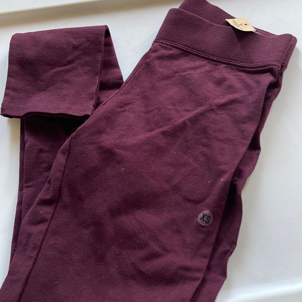 American Eagle cranberry maroon leggings size XS tags on.